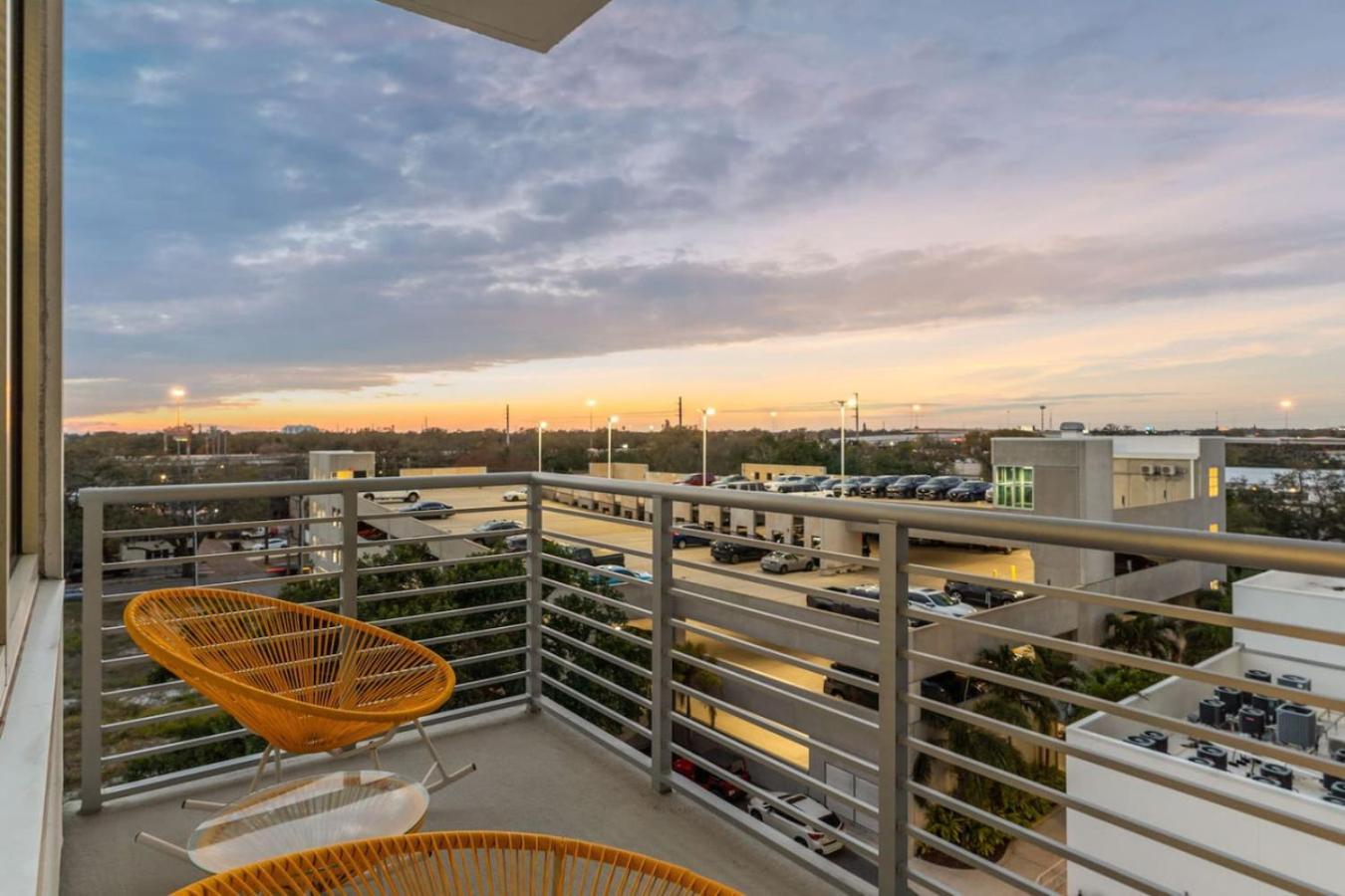 Modern 2 Bed Getaway Steps From Tropicana Field São Petersburgo Exterior foto